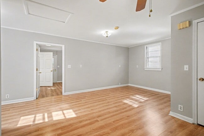 Building Photo - Charming 3-bedroom 2 bathrooms in Downtown...