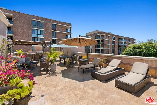 Building Photo - 208 S Lasky Dr