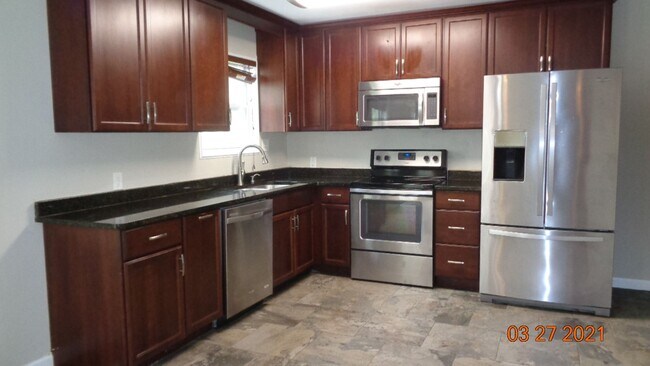 Building Photo - Centrally Located Fort Walton Beach Home with Great Base Accessibility!