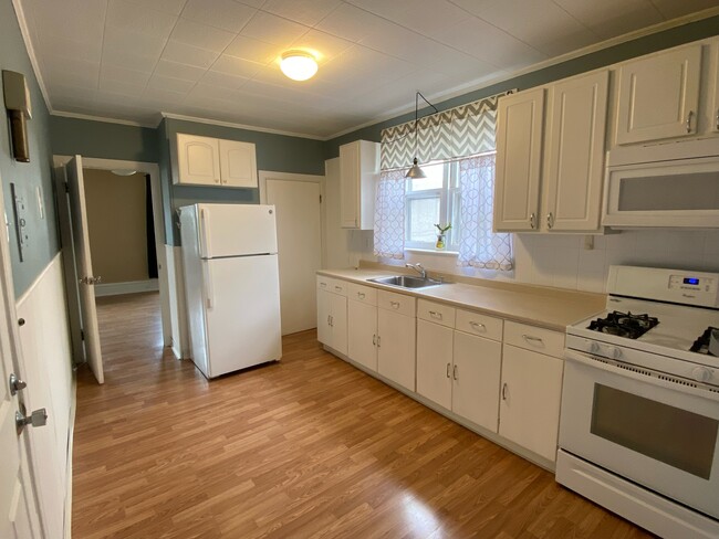 Kitchen - 214 Rochelle Ave