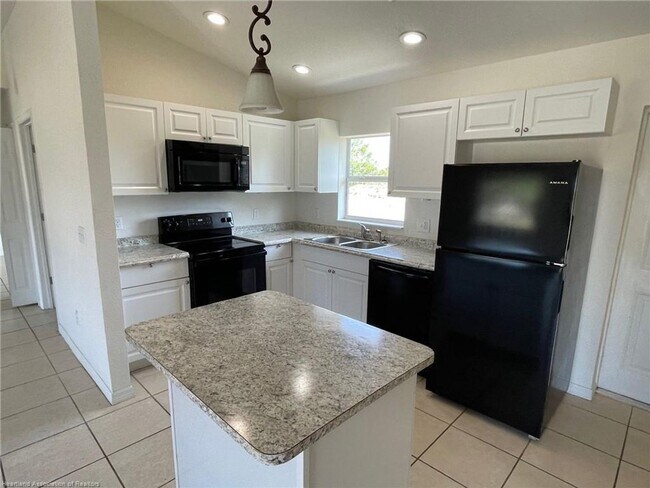 Building Photo - GREAT LOCATION! GREAT PRICE!  3 Bedroom, 2...
