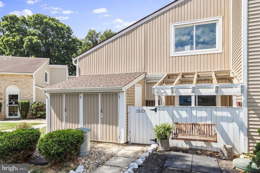 Building Photo - 1523 Kensington Dr
