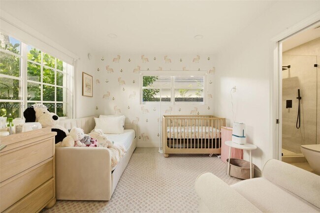 Building Photo - 725 W 51st St