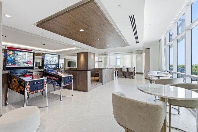 Building Photo - 220 Lake Shore Dr