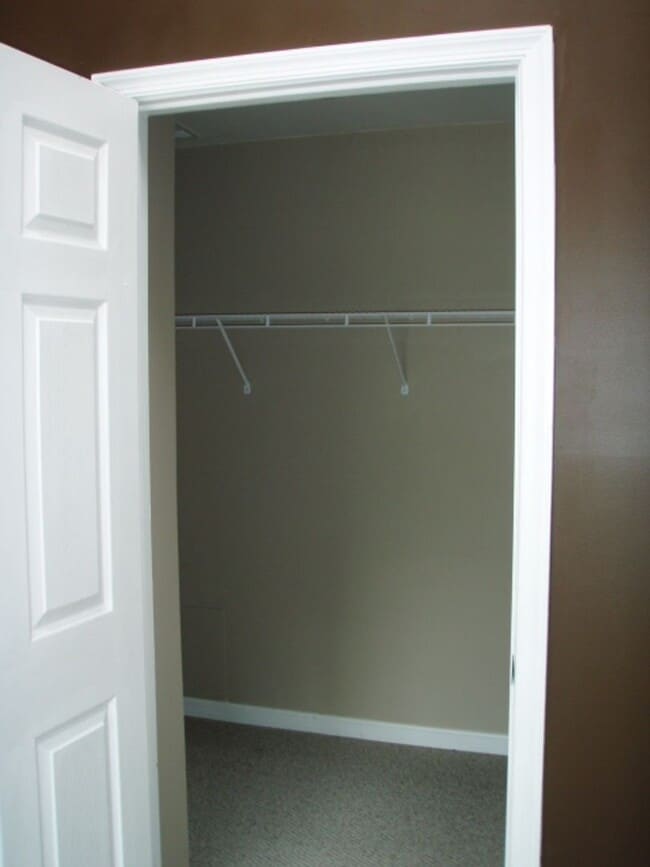 Building Photo - Beautiful 3 Bed 2.5 Bath End-Unit Brick To...