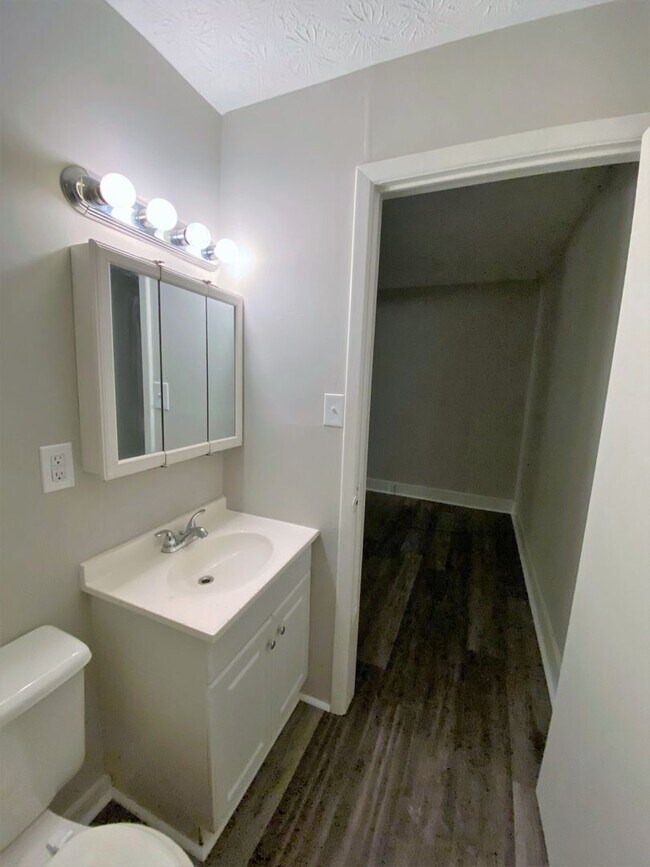 Building Photo - Cat Friendly 1 Bedroom Apartment with Move In Special!