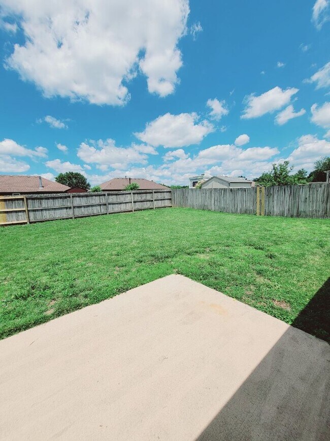 Building Photo - Great Southwest Location - Kickapoo, Chero...