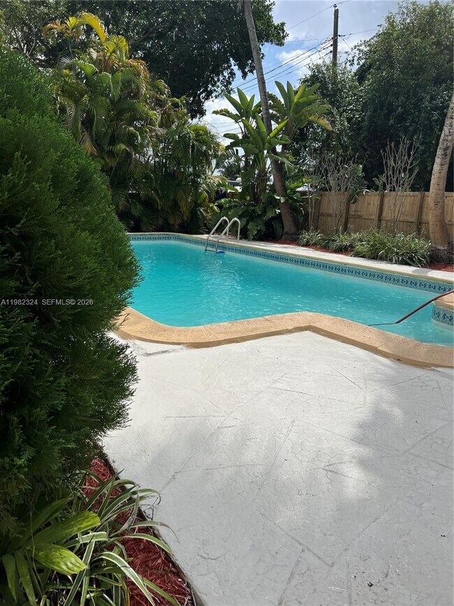 Building Photo - 1400 NE 175th St