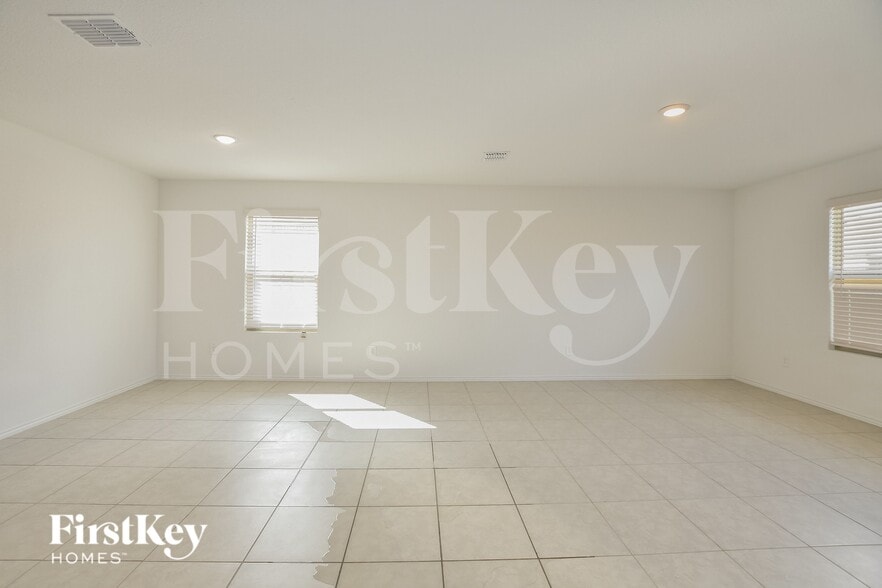 Building Photo - 1069 Crestview Dr