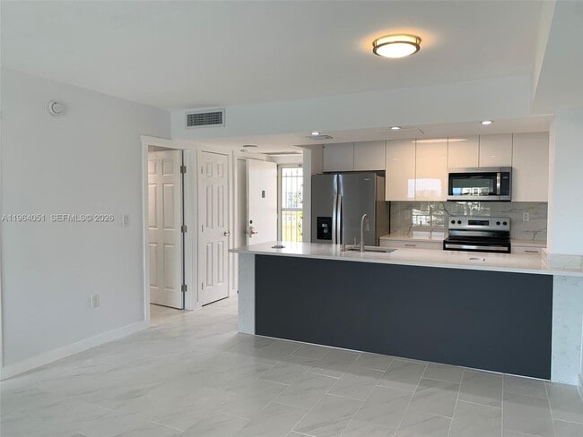 Building Photo - 2980 Point E Dr