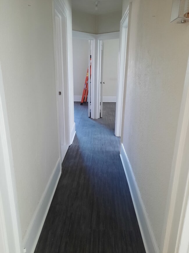 HALLWAY - 27 Vernon Ave