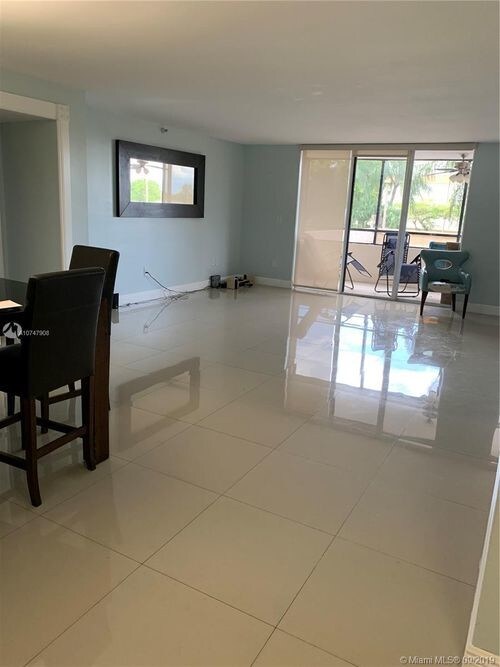 Building Photo - 900 NE 195th St