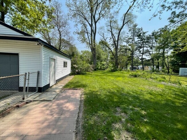 Building Photo - ADORABLE 3 BED 1.5 BATH BUNGALOW -----DEERING ST.