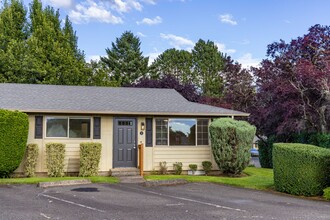 Building Photo - Just updated! - 2 Bedroom Condo in Washougal