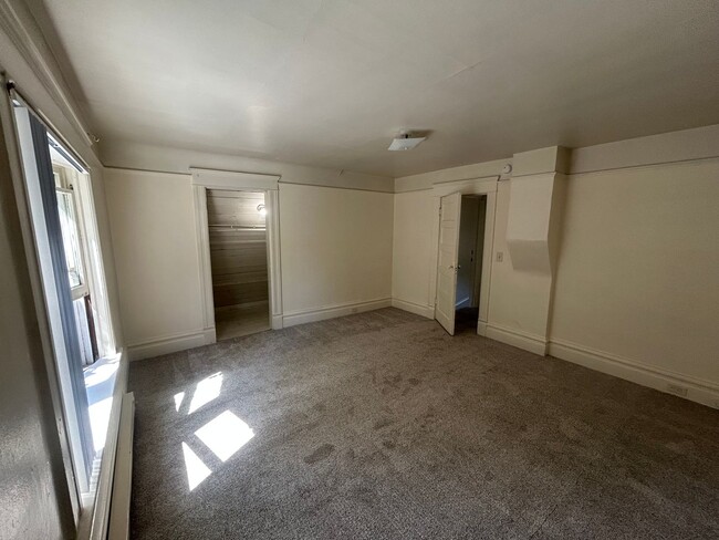 Building Photo - 1531 1/2-1135 1/2 Mill St