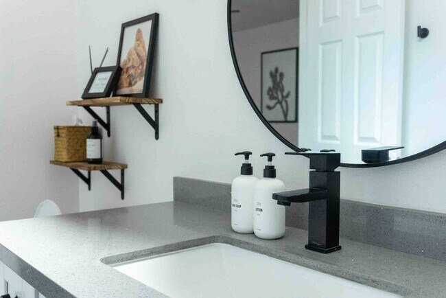 Building Photo - 57405 Navajo Trl