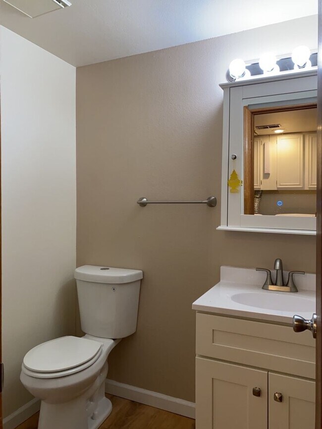Building Photo - Spacious West-Side Tri-Level Home