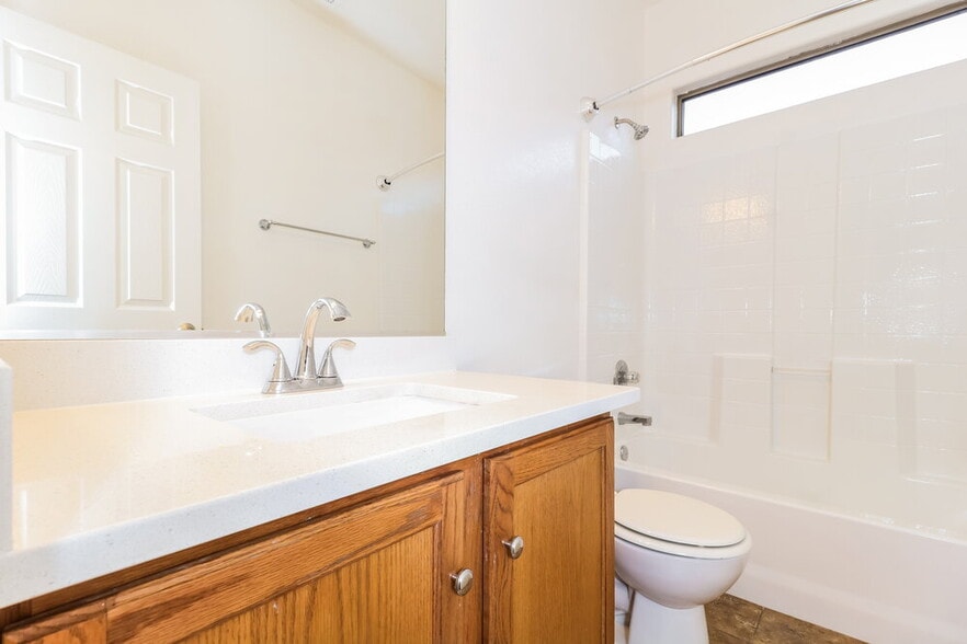 Building Photo - 505 W Del Rio Ln