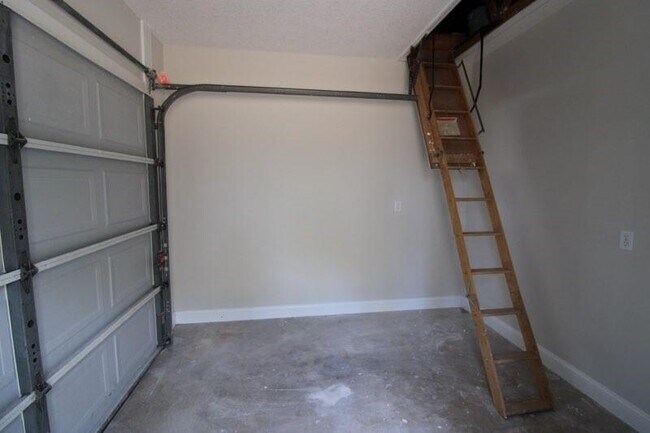 Building Photo - 326 S 5th St