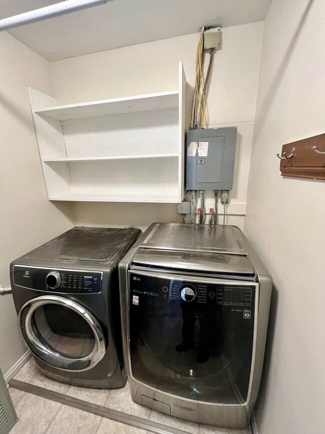 Building Photo - 161 Bosstick Ave