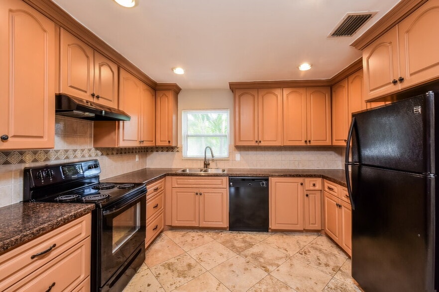 Building Photo - 5595 Sunrise Dr