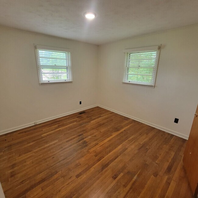 Building Photo - 3/1 Brick Ranch-Cookeville City-Carport