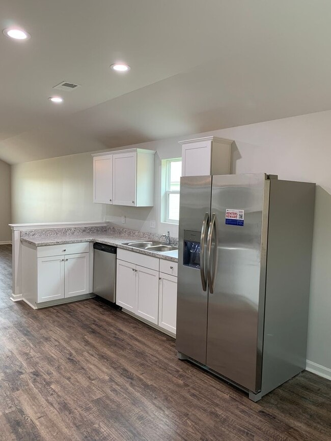 Building Photo - Don’t Miss This — Pre-Leasing 3-Bed, 2-Bath Home in Lakeside Cottages