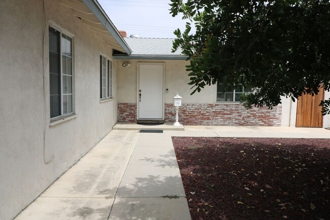 Building Photo - 4/Bedroom  Home for Lease in West Hills!