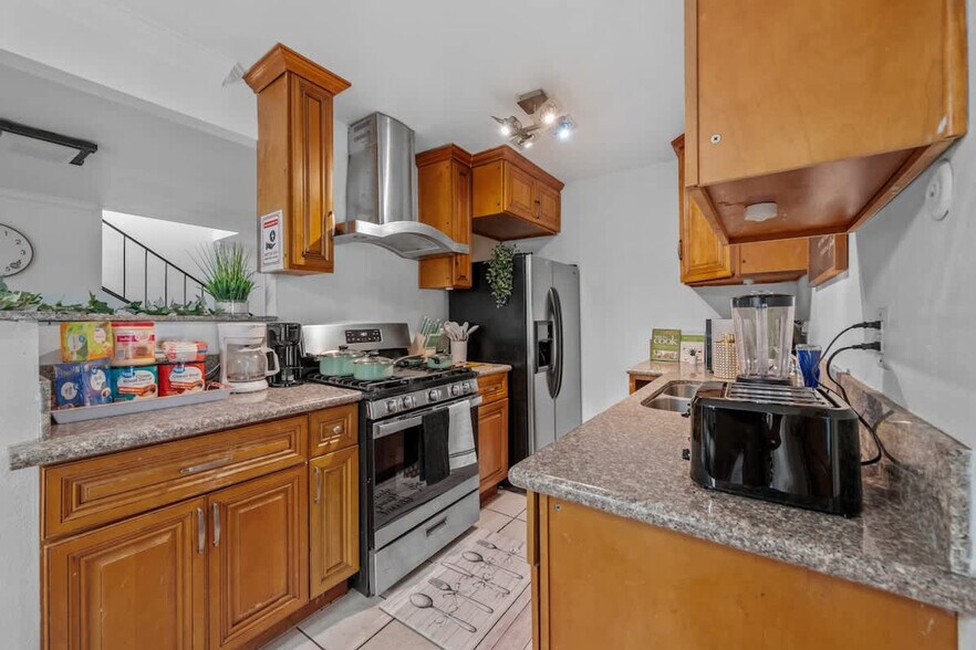 Building Photo - 2304 E 14th St