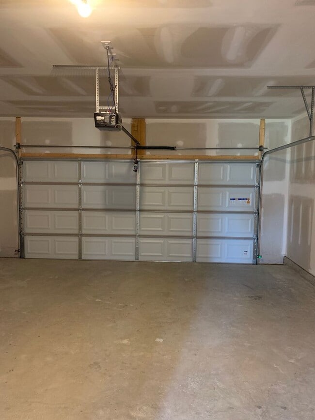 Building Photo - Stylish 3 Bed, 2.5 Bath Home in Desirable Tucker Farms