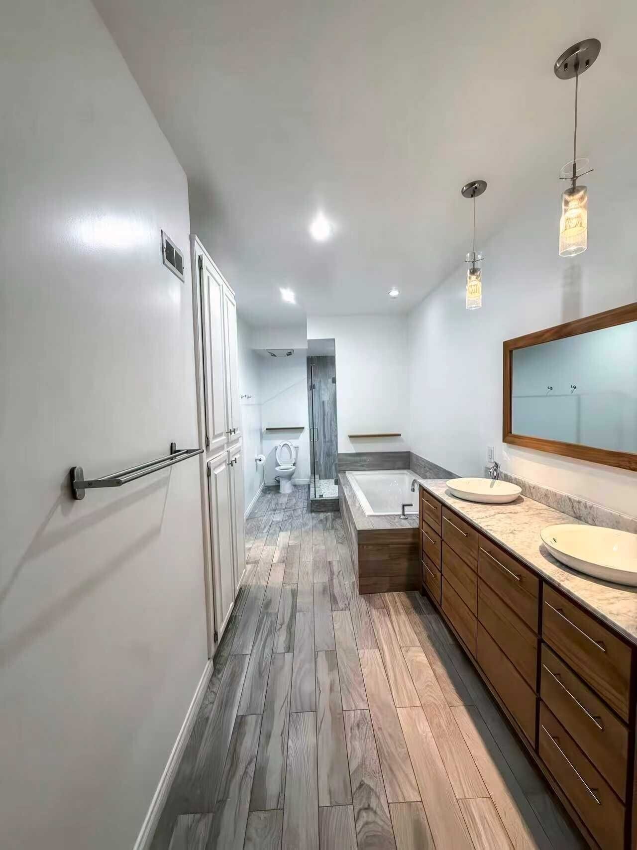 master bathroom - 1120 Granville Ave