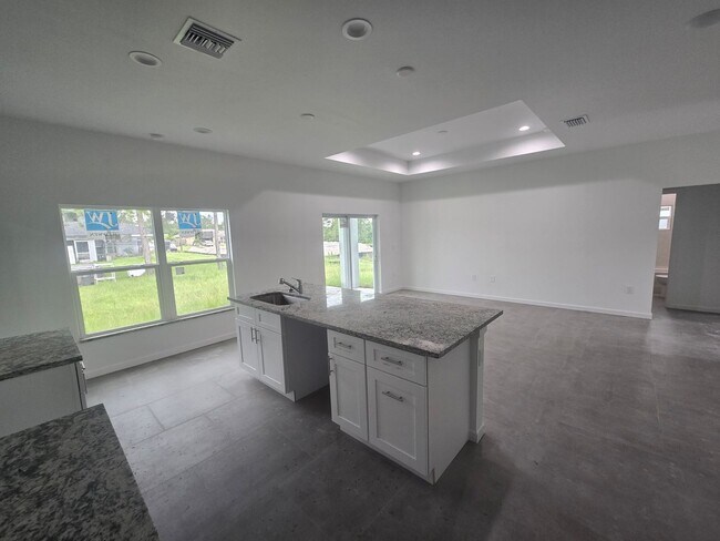 Building Photo - Large 3 Bedroom, 2 Bath + Den