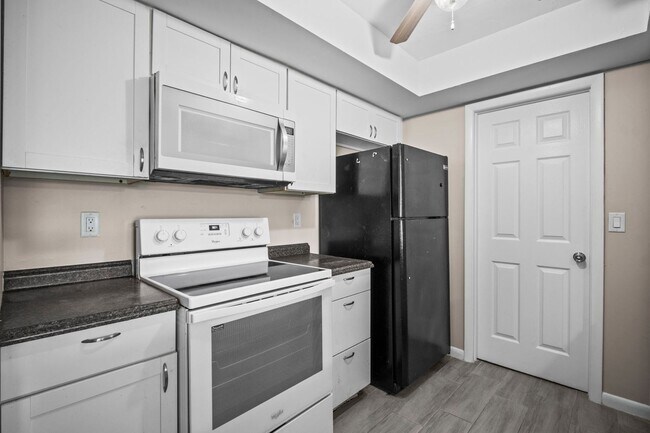 Building Photo - Stunning duplex offers two spacious bedroo...