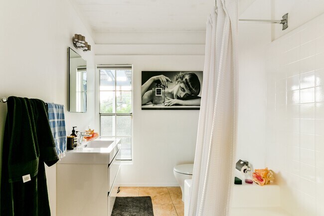 Building Photo - 7107 Pacific View Dr