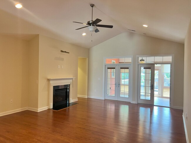 Building Photo - MARKET COMMON - 3 BEDROOM, 2.5 BATH HOME A...