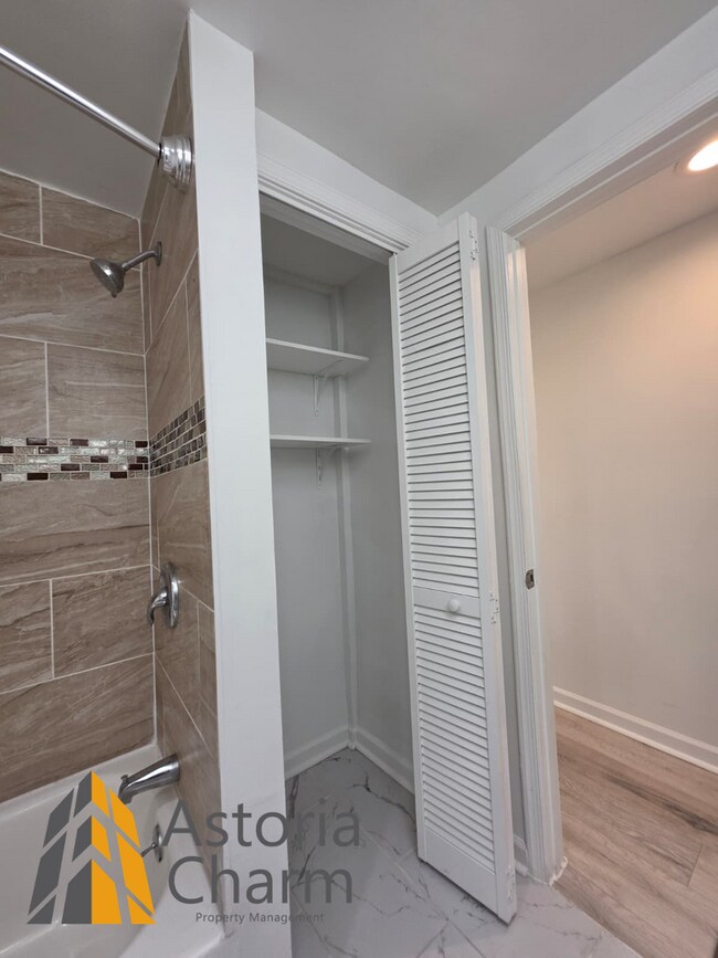 Building Photo - 3 Bedroom End Unit with Finished Basement and Fenced Yard on E 28th Street