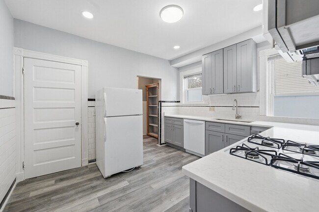 Building Photo - 111 Dustin St