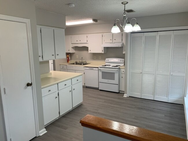 Building Photo - This charming 3-bed, 2.5-bath townhome is available for rent.