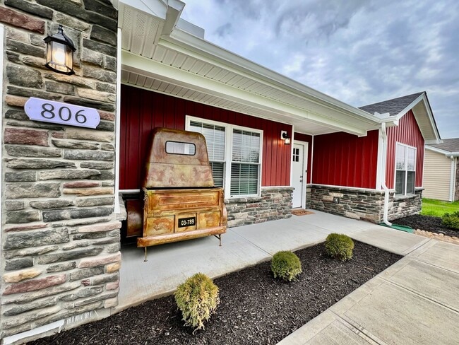 Primary Photo - NEW Farmhouse Retreat Rustic decor and Coz...
