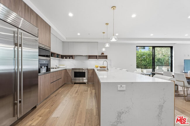 Building Photo - 725 Croft Ave