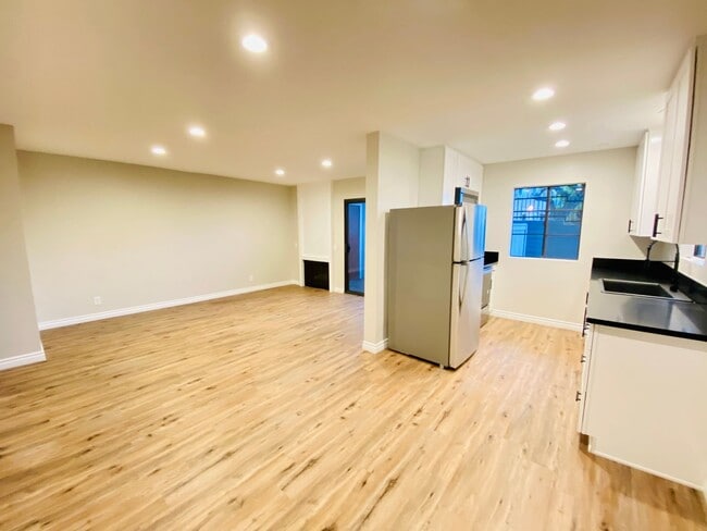 Building Photo - Beautifully remodeled spacious 1 Bedroom r...