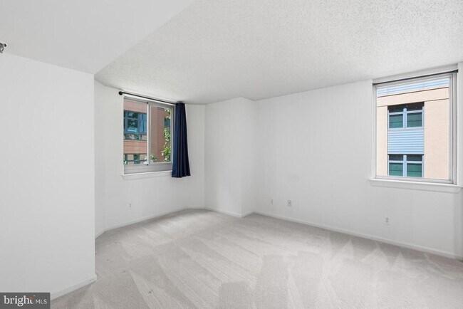 Building Photo - 1024 N Utah St