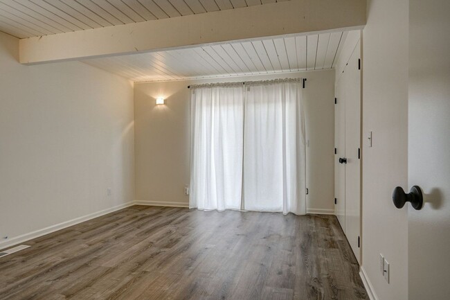 Building Photo - Updated 3 Bedroom 2 Bath Single Level Dupl...