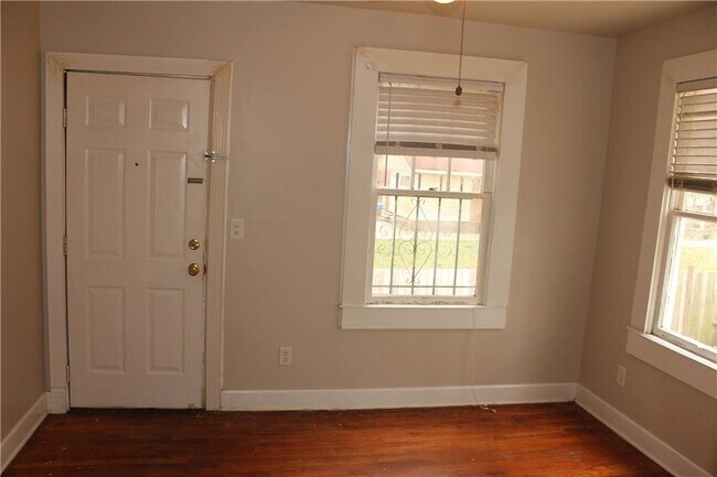 Building Photo - 360 S Ann St