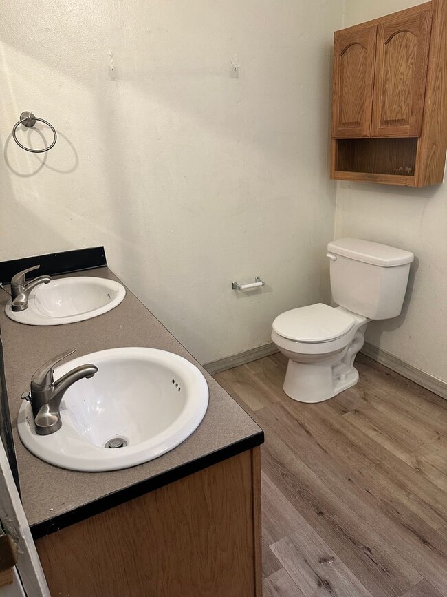 Building Photo - Great 5 Bedroom + 2 Bath House with Flexib...