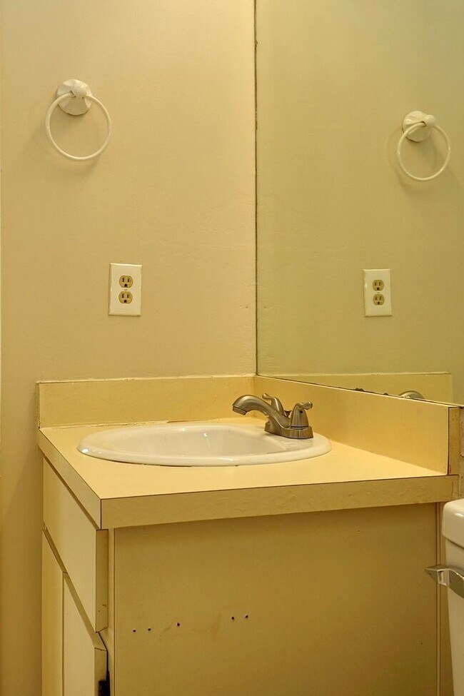 Building Photo - Spacious 2bd 2bth home with bonus room!