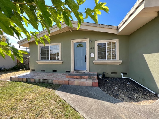 Building Photo - Charming Three Bedroom South Napa Home