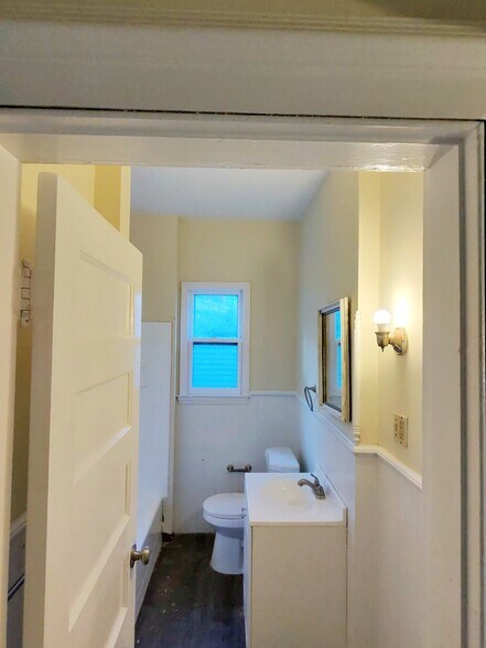 Building Photo - 142 Hillside Ave