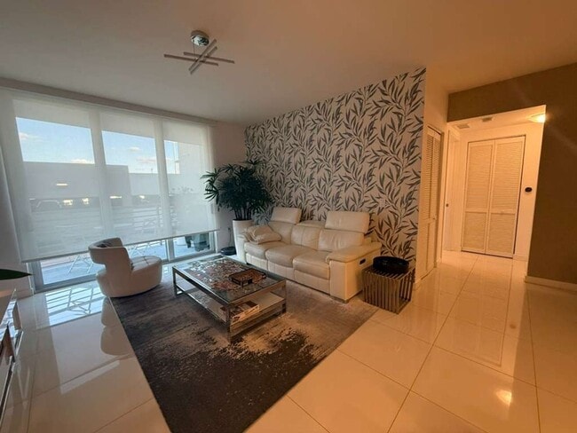 Building Photo - 2 BED/2 BATH UNIT 1-503