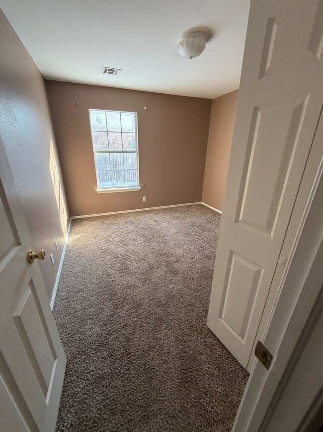 Building Photo - This charming single story 3 bedroom, 2 bath home with the convenience and an unbeatable location.